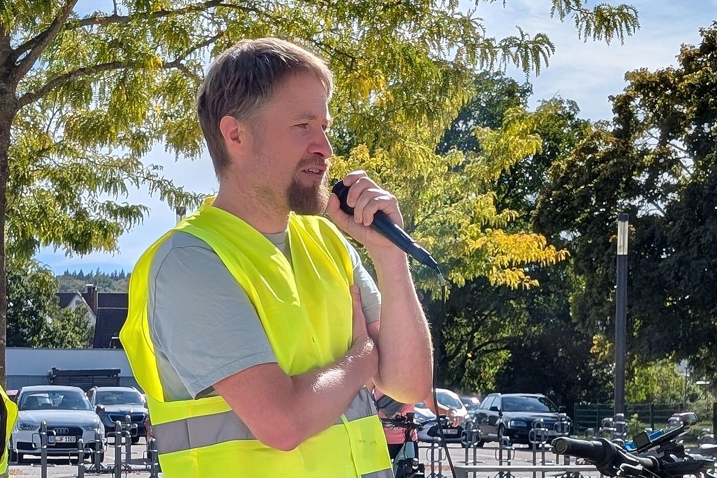 Ansprache - gleicht geht es los bei der Kidical Mass 2026-09-19 Kurz vor der Abfahrt der Raddemo gibt der Veranstaltungsleiter eine kurze Erklärung zum Ablauf