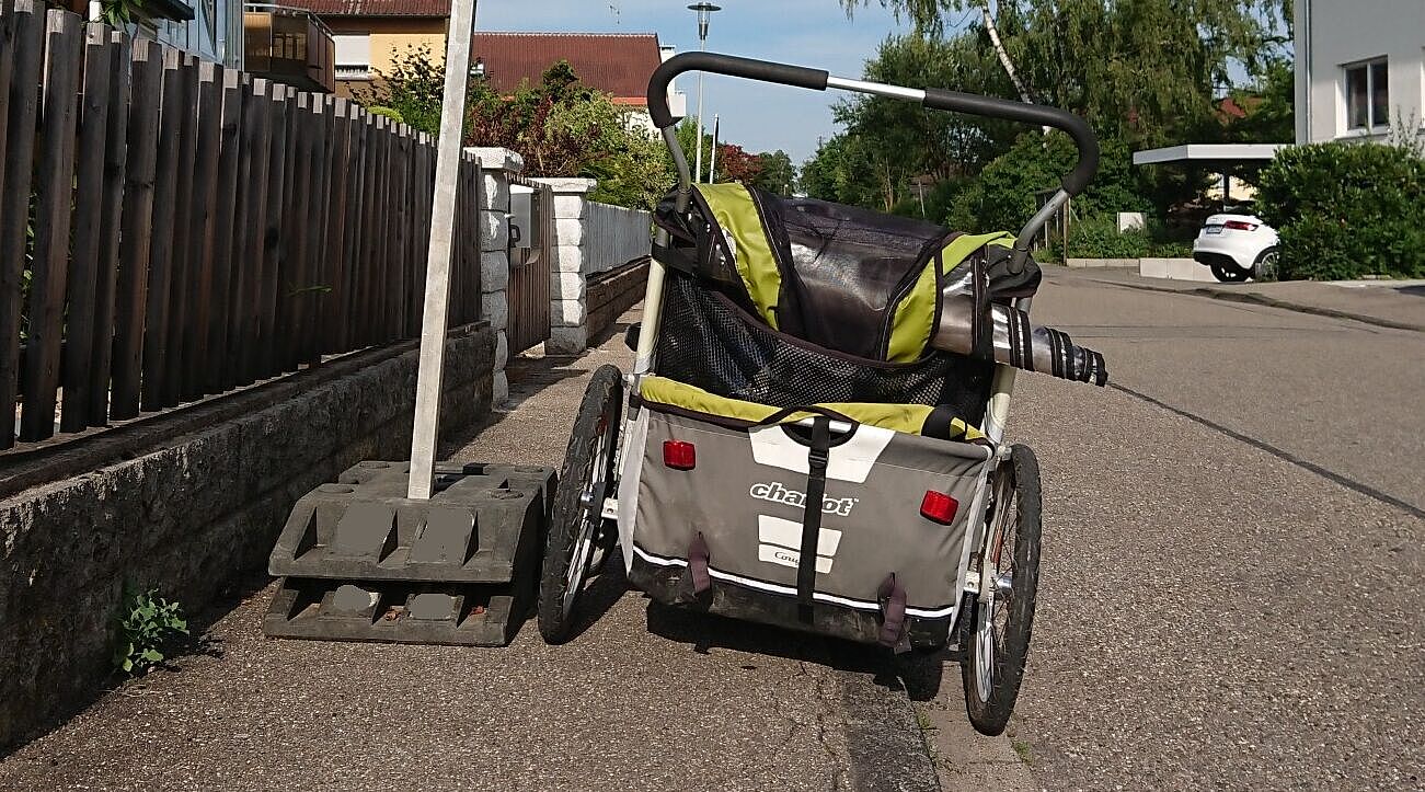Ein Baustellen-Schild wird auf dem Gehweg aufgestellt. Dadurch fehlt Platz für Kinderwagen, Anhänger, Rollstühle oder Rollatoren.