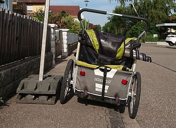 Ein Baustellen-Schild wird auf dem Gehweg aufgestellt. Dadurch fehlt Platz für Kinderwagen, Anhänger, Rollstühle oder Rollatoren.