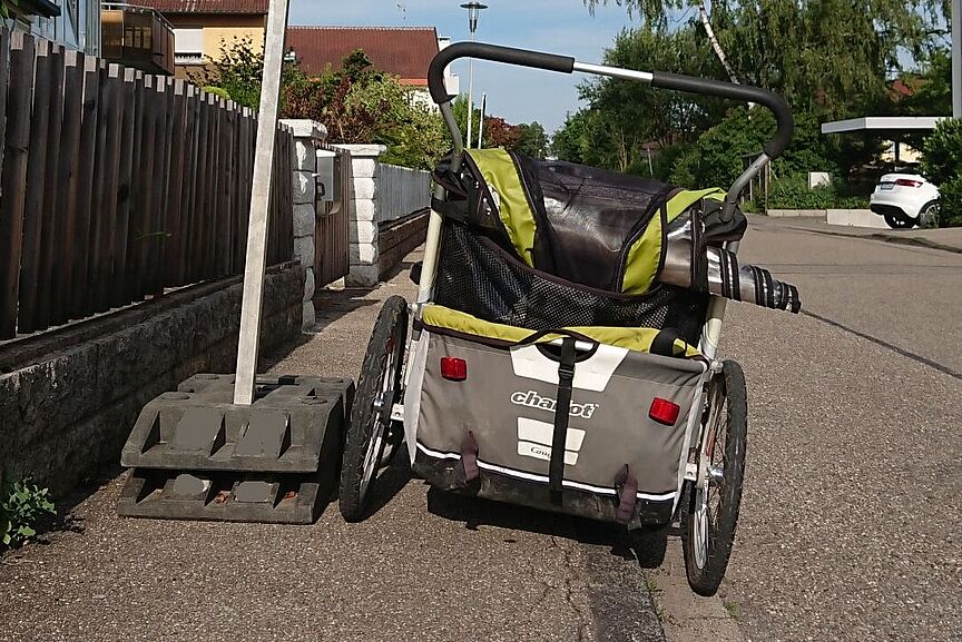 2026-04-KinderMobilitaet-Kinderanhaenger_am_VZ_Martin-Endmann.jpg Ein Baustellen-Schild wird auf dem Gehweg aufgestellt. Dadurch fehlt Platz für Kinderwagen, Anhänger, Rollstühle oder Rollatoren.