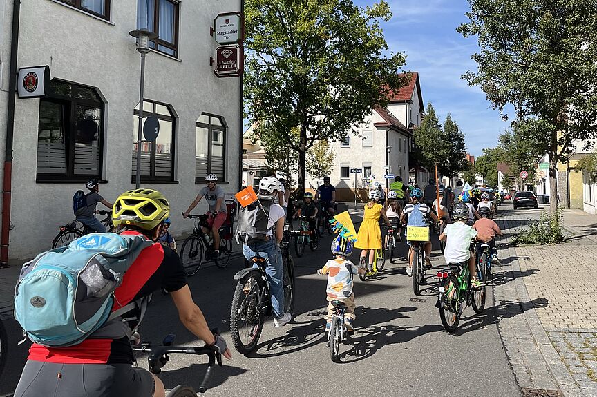 Demozug durch Renningen bei der Kidical Mass 2026-09-19 Beim Demozug durch Renningen radeln viele bunt geschmückte Räder durch die Innenstadt.