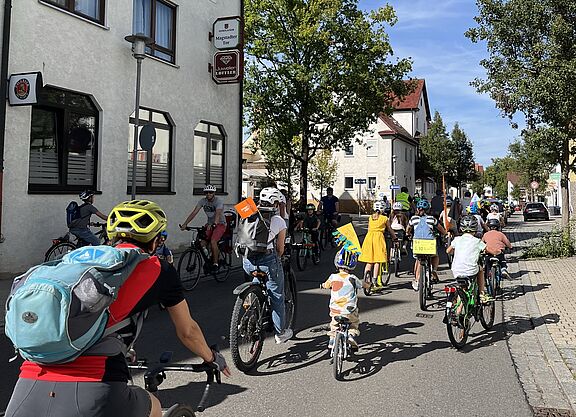 Beim Demozug durch Renningen radeln viele bunt geschmückte Räder durch die Innenstadt.