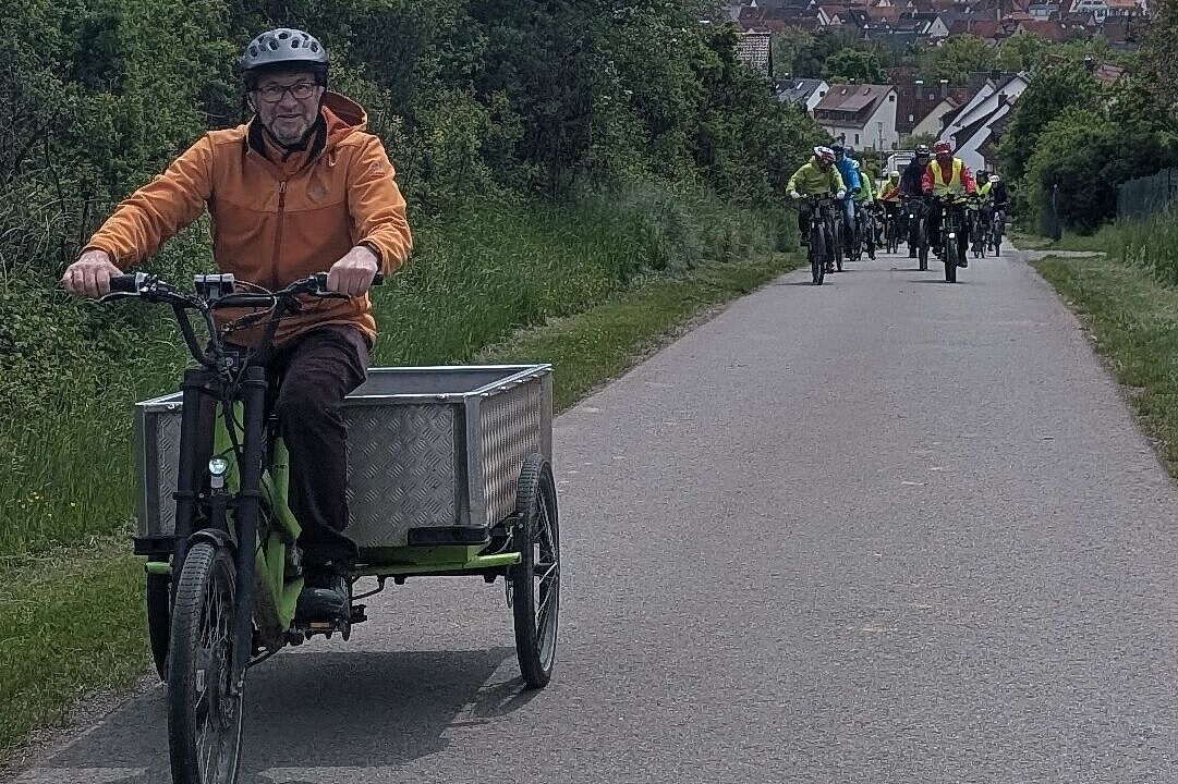Von Merklingen über den Berg Die Radgruppe besteht aus einem Lastenrad und vielen Radelnden, teils mit Bio-, teils mit Elektroantrieb. Hier radelt sie eine knackige Steigung zwischen Merklingen und Hausen hoch.