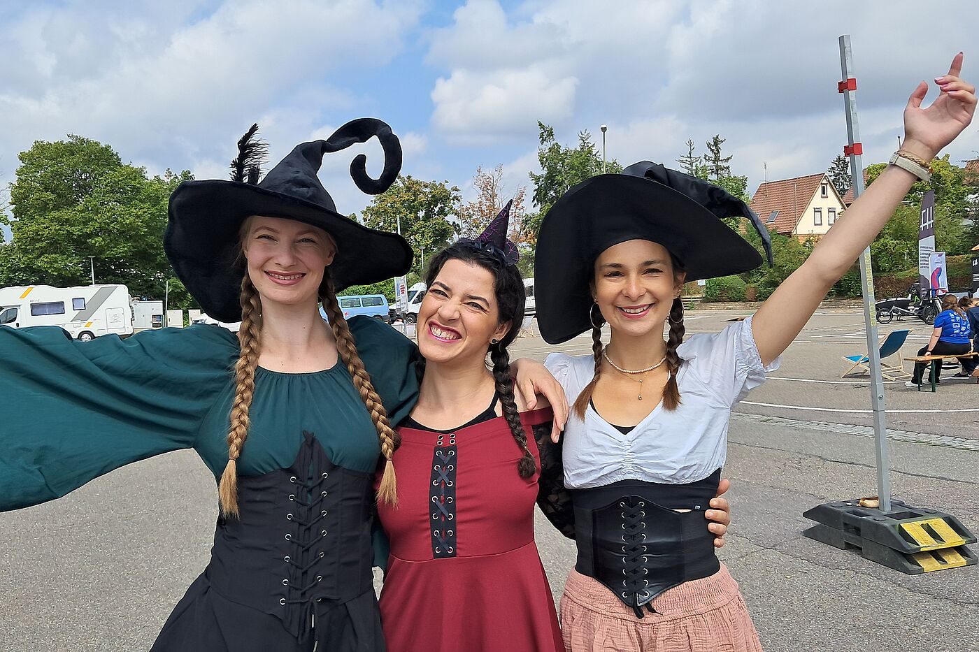 Das TLG-Trio verzaubert mit Akrobatik auf Einrädern und Leitern.
