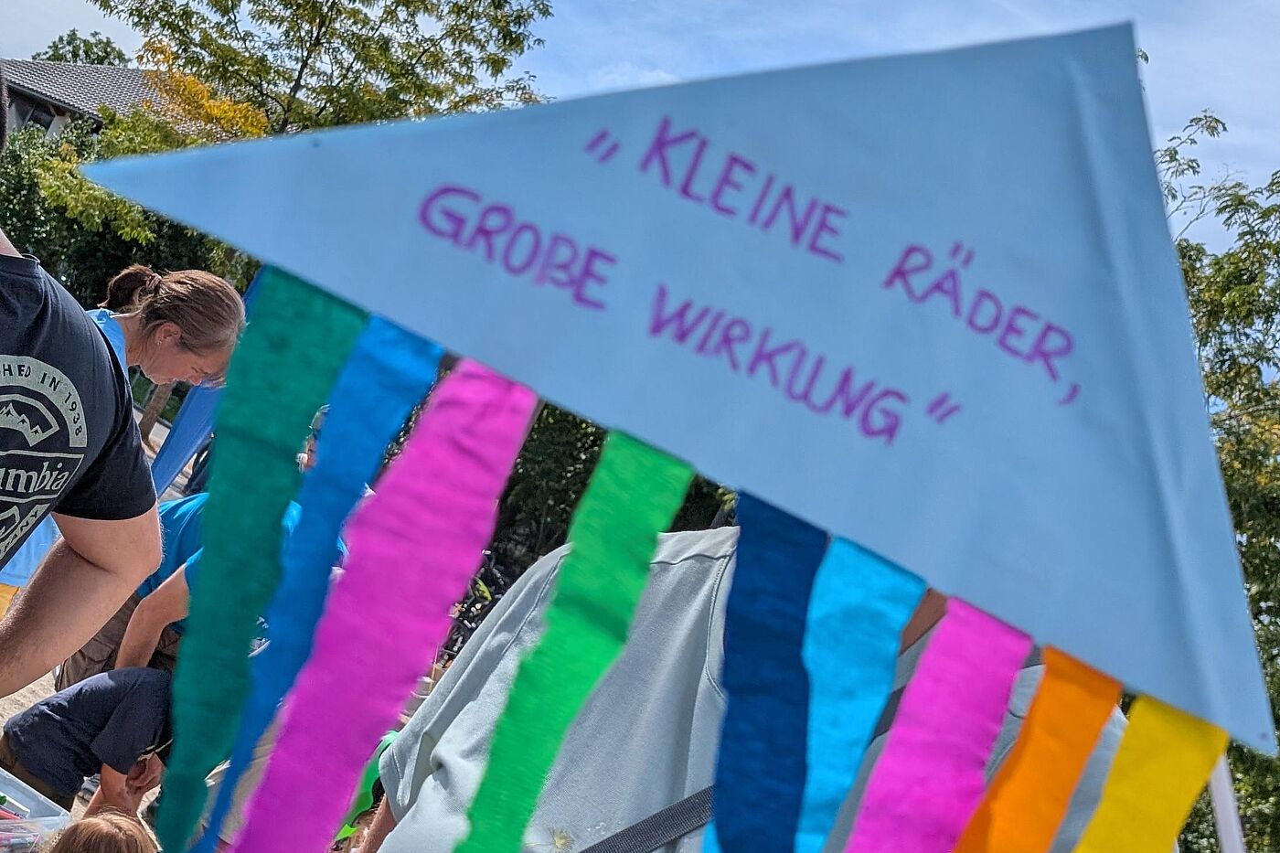 Basteln bei der Kidical Mass 2026-09-19 Bunter Wimpel mit Motto: "Kleine Räder - große Wirkung"