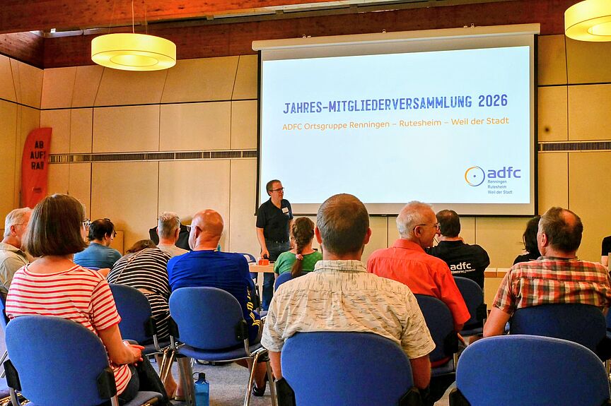 Jahreshauptversammlung - Blick aus dem Publikum Mitglieder bei der Teilnahme an der Jahresmitgliederversammlung der ADFC Ortsgruppe Renningen - Rutesheim - Weil der Stadt