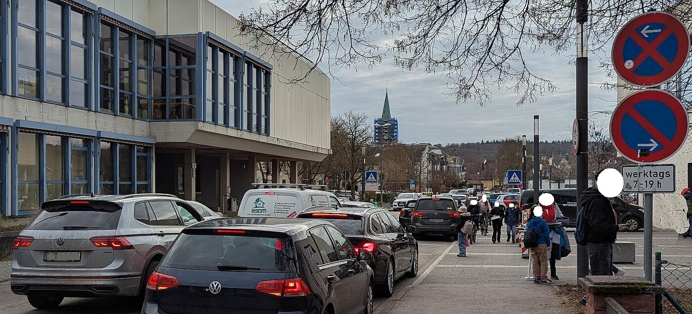 Eine von Eltern zugeparkte Straße vor dem Schulzentrum in Renningen.