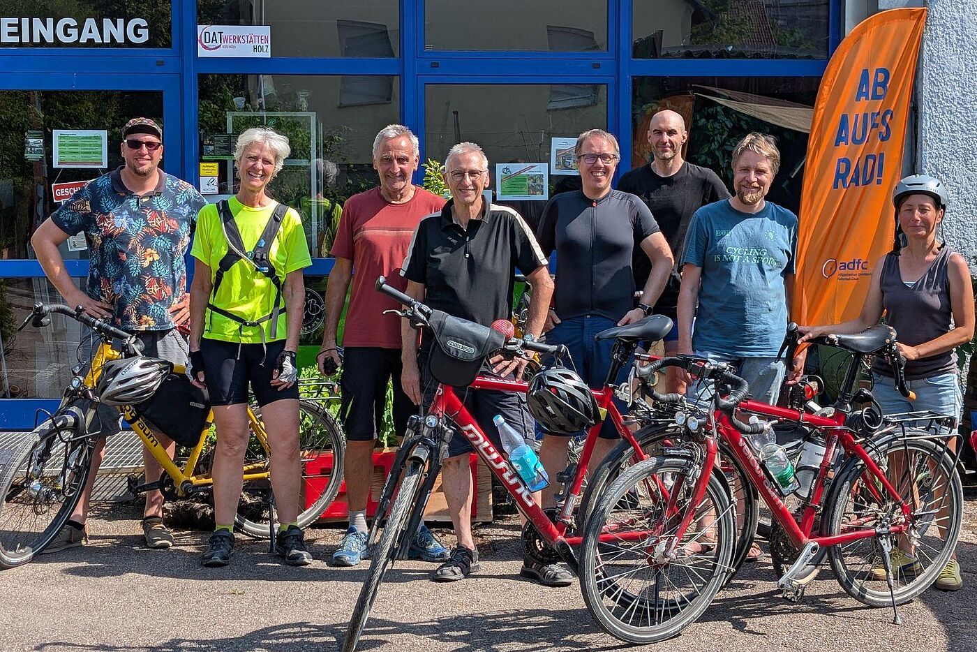 Gruppenbild der Radelnden vor der SchaffBar in Böblingen.