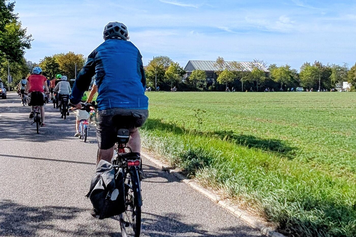 Unterwegs nach Malmsheim bei der Kidical Mass 2026-09-19 Blick von hinten auf den Fahrrad-Demo-Zug auf dem Weg durch Renningen