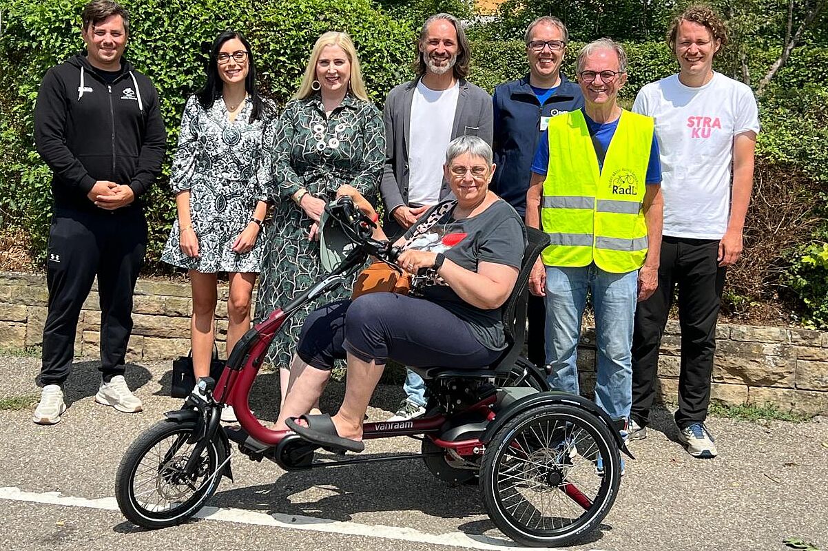 Das Bild zeigt die Kooperationspartner des inklusiven Rad-Events: Patrick Betz (Maglia Nera), Isabel Linder (Amt für Kultur Stadt Leonberg), Josefa von Hohenzollern (Erste Bürgermeisterin Stadt Leonberg), Markus Metz (Atrio Leonberg), Martin Tröster (ADFC Renningen – Rutesheim – Weil der Stadt), Reinhard Siegfarth (RadL Leonberg), Philipp Falser (STRAKU). Auf dem Fahrrad: Nicole Kies, Frauenbeauftragte Atrio Leonberg