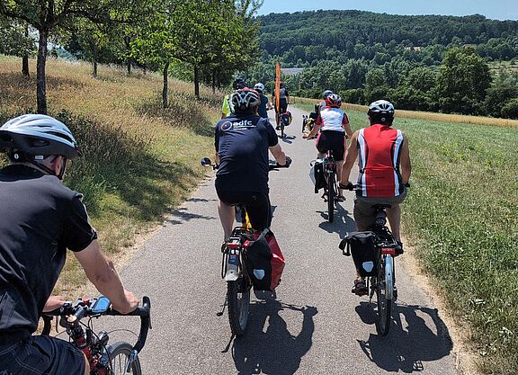 Die Gruppe radelt durchs Würmtal in Richtung Böblingen