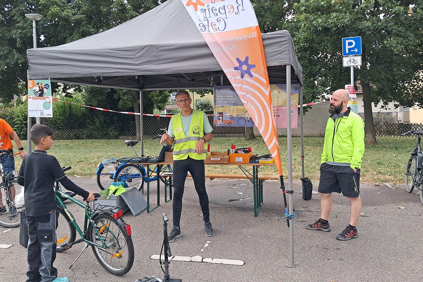 Reiner Schmidt vom Repair-Café Leonberg prüft Räder und bietet Übungsmöglichkeiten auf dem Rad-Parcours.