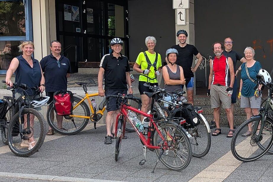 Die Fahrradgruppe der STADTRADELN-Anradeltour am 28.6. vor der Mediathek in Renningen. Mit dabei: Frau Bürgermeisterin Hettmer (