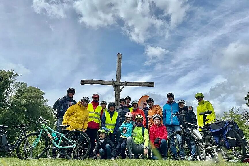 Gruppenbild vor der Abfahrt Die Gruppe aus Radfahrenden trifft sich vor der gemeinsamen Abfahrt zu einem Gruppenbild am Kreuz auf dem CVJM-Plätzle.