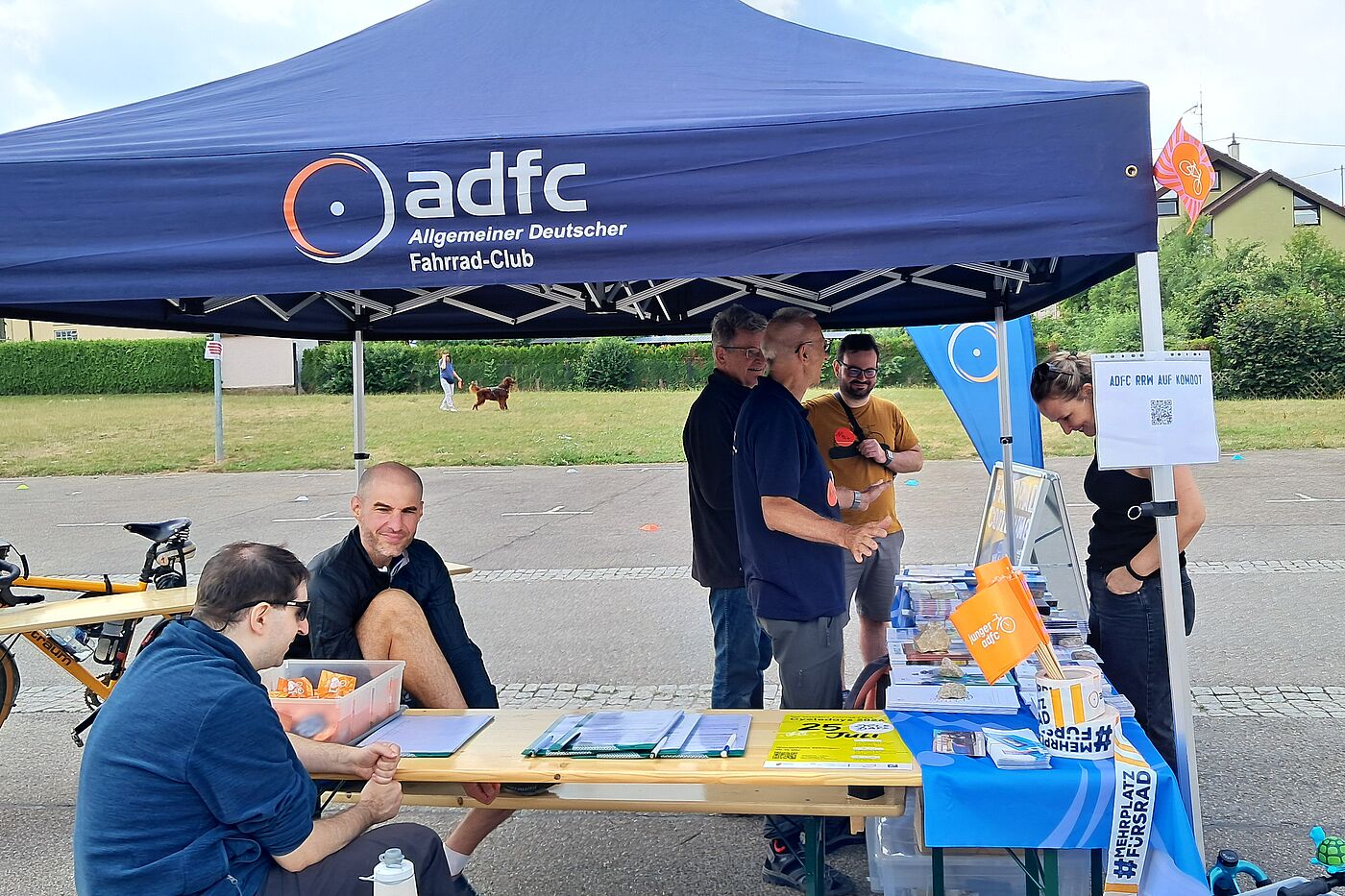 Am Info-Stand bieten ADFC-Aktive neben Informationen rund ums Radfahren auch Hintergrund-Details zum Projekt "Barrierefrei mit dem Rad unterwegs". Dazu Fahrradcodierung.