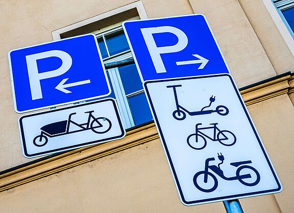 Parkschilder für spezielle Parkbereiche: Lastenfahrrad, E-Scooter, klassische Fahrräder und E-Mopeds/E-Roller Parkschilder für spezielle Parkbereiche: Lastenfahrrad, E-Scooter, klassische Fahrräder und E-Mopeds/E-Roller